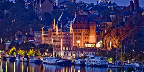 MB_webb_bynight_mindre Exterior of Munchenbryggeriet. Photo.